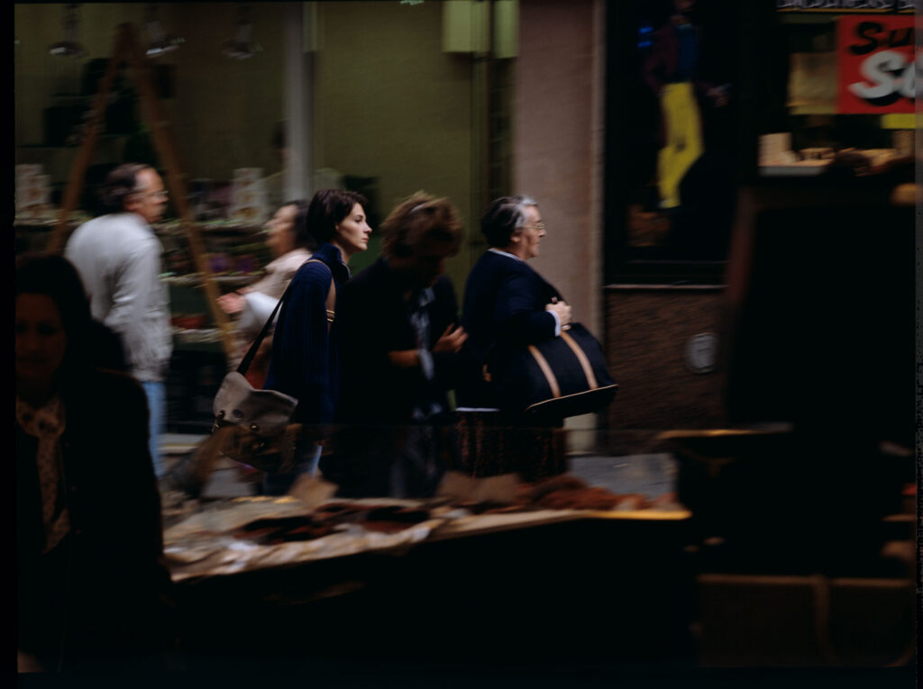 Julie (Juliette Binoche) on a street in Paris.