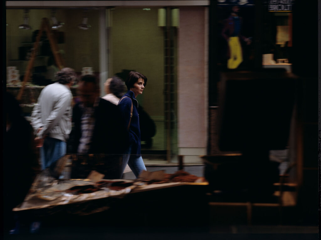 Julie (Juliette Binoche) na paryskiej ulicy,