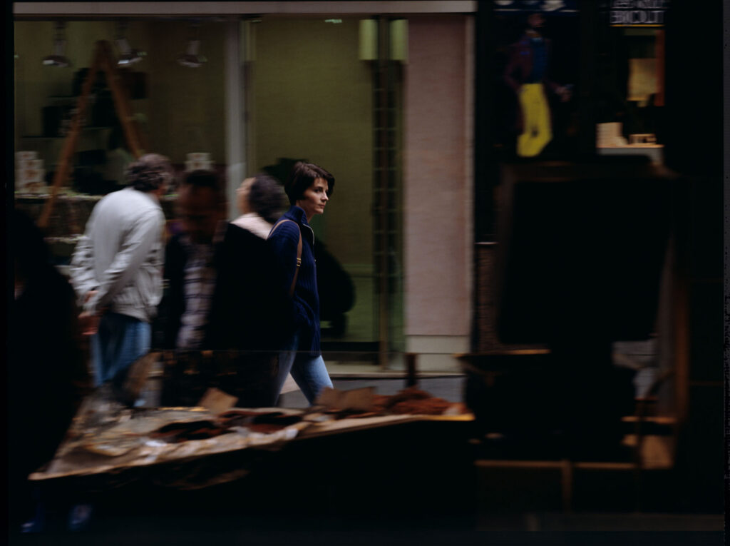 Julie (Juliette Binoche) on a street in Paris.