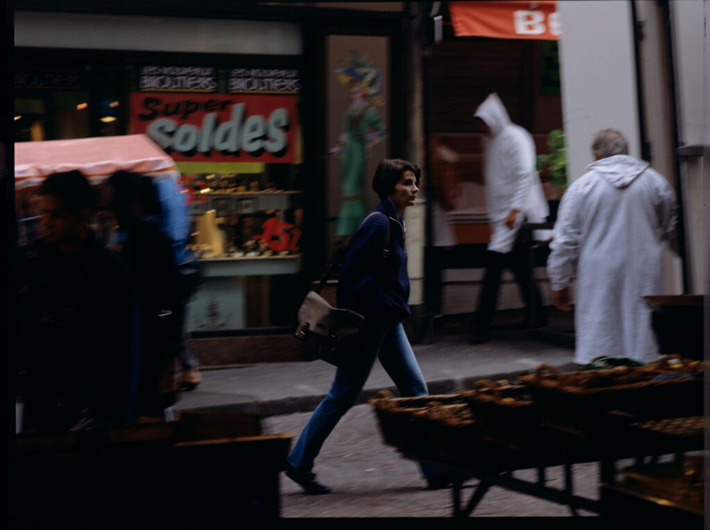 Julie (Juliette Binoche) on a street in Paris.