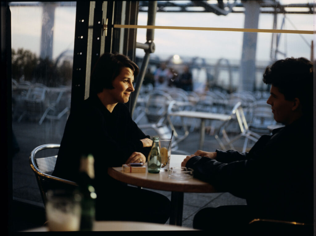 Julie (Binoche) meets a boy at a coffee shop who witnessed a car accident in which her husband and daughter were killed.