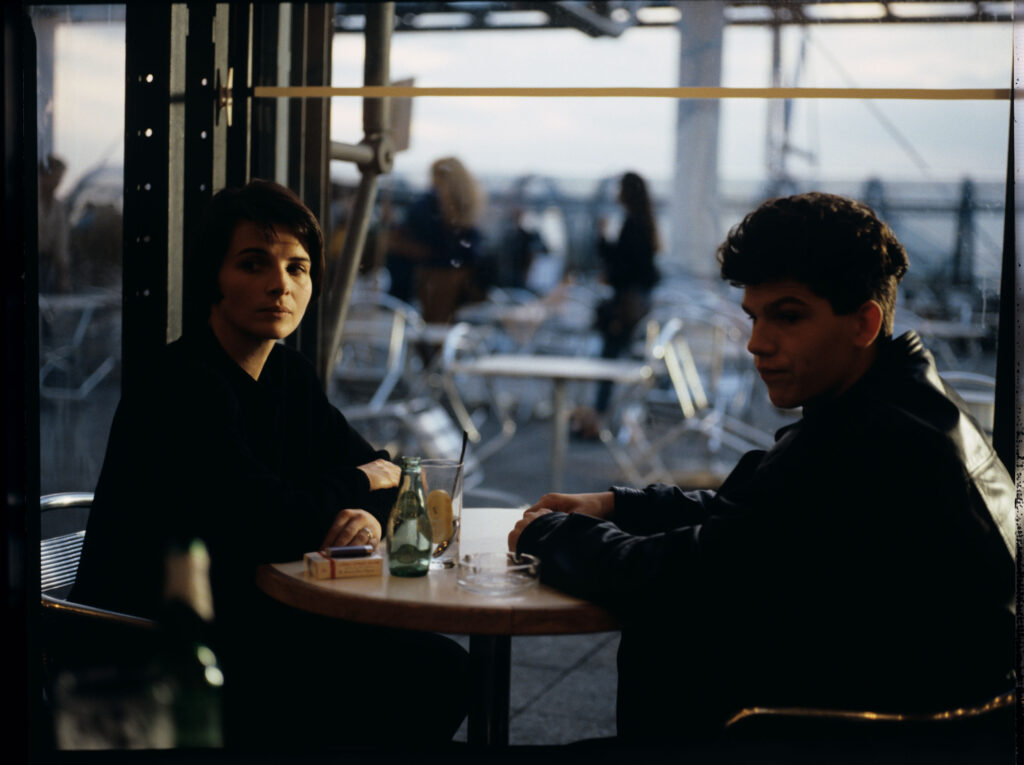 Julie (Binoche) spotyka się w kawiarni z chłopcem, świadkiem wypadku samochodowego, w którym zginęli jej mąż i córka.