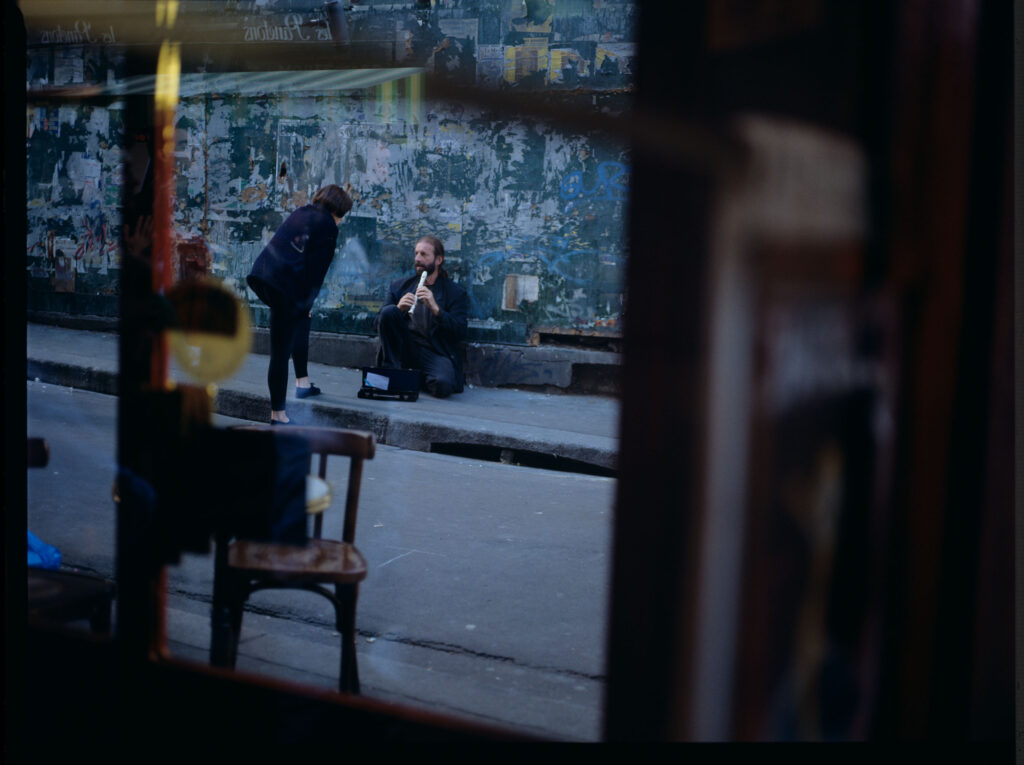 Julie (Juliette Binoche) rozmawia z ulicznym flecistą (w tej roli Jacek Ostaszewski - polski kompozytor i muzyk jazzowy).