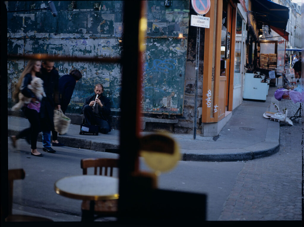 Julie (Juliette Binoche) talks to a street flautist (played by Jacek Ostaszewski - Polish composer and jazz musician).