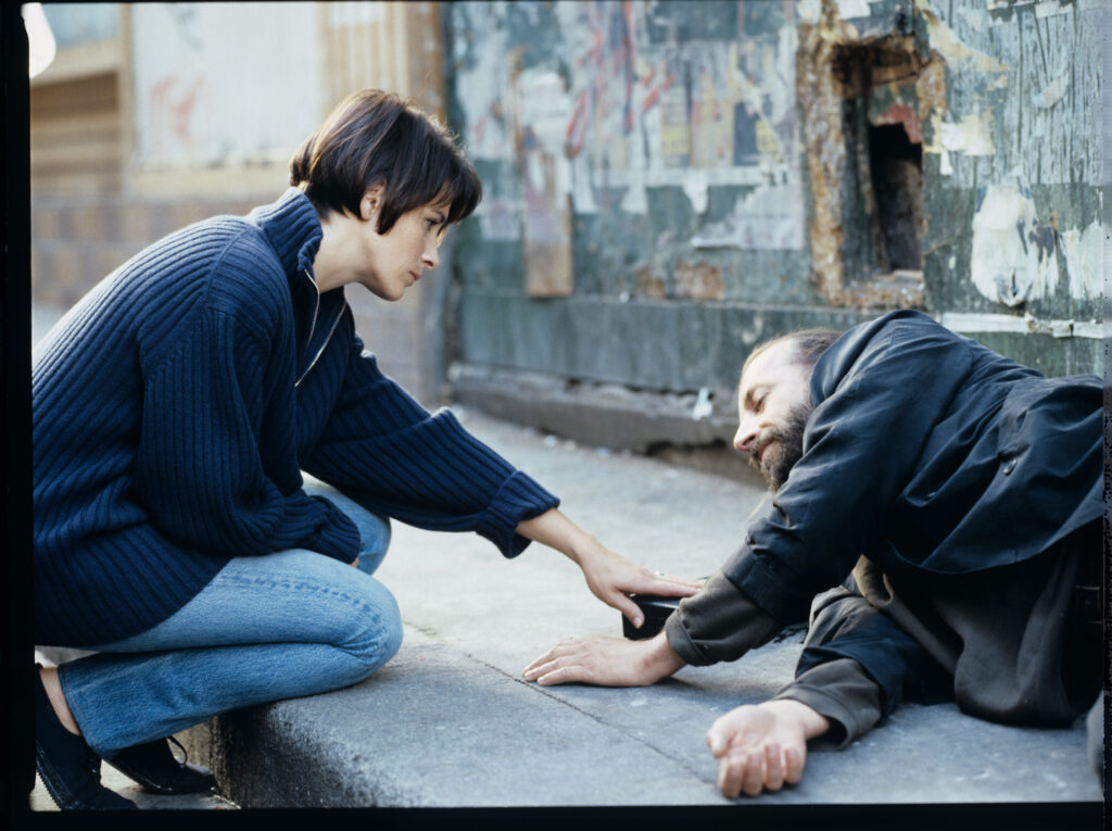 Julie (Juliette Binoche) rozmawia z ulicznym flecistą (w tej roli Jacek Ostaszewski - polski kompozytor i muzyk jazzowy).
