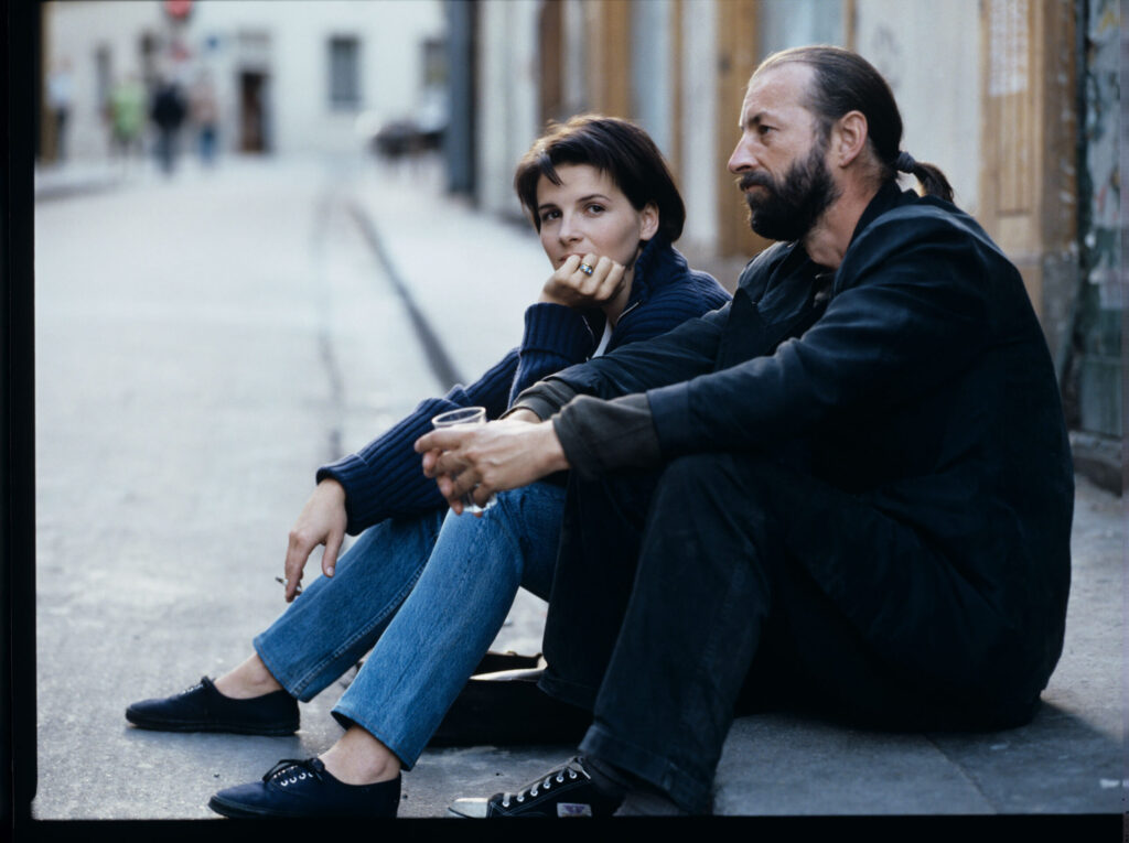 Julie (Juliette Binoche) talks to a street flautist (played by Jacek Ostaszewski - Polish composer and jazz musician).