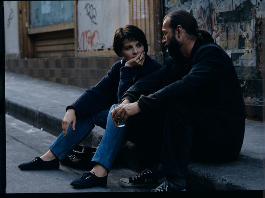 Julie (Juliette Binoche) rozmawia z ulicznym flecistą (w tej roli Jacek Ostaszewski - polski kompozytor i muzyk jazzowy).