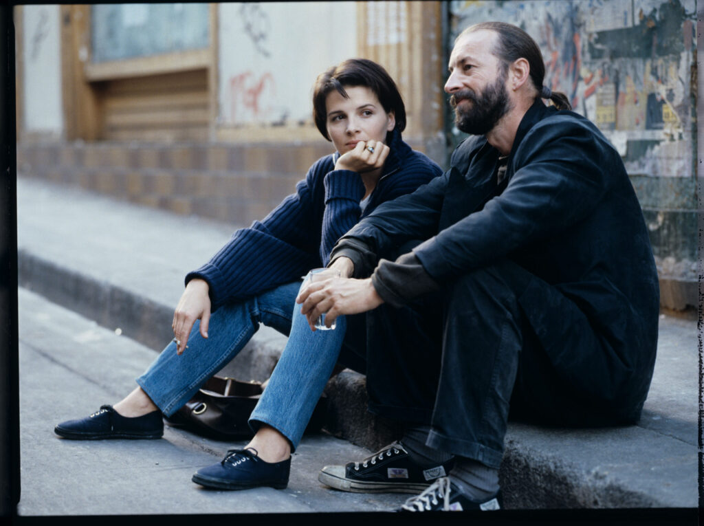 Julie (Juliette Binoche) talks to a street flautist (played by Jacek Ostaszewski - Polish composer and jazz musician).