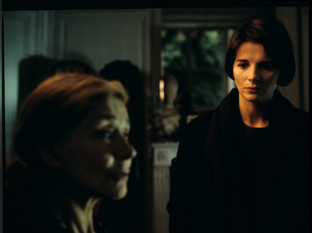 Julie (Juliette Binoche) visits her mother (Emmanuelle Riva) in a nursing home.