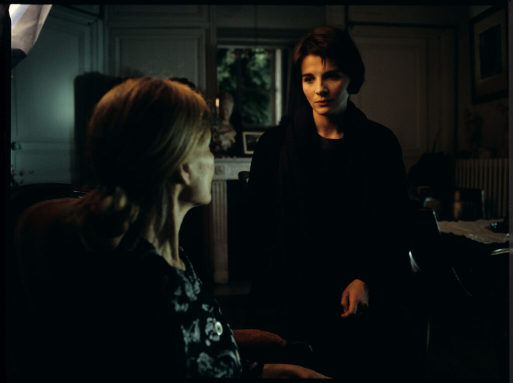 Julie (Juliette Binoche) visits her mother (Emmanuelle Riva) in a nursing home.
