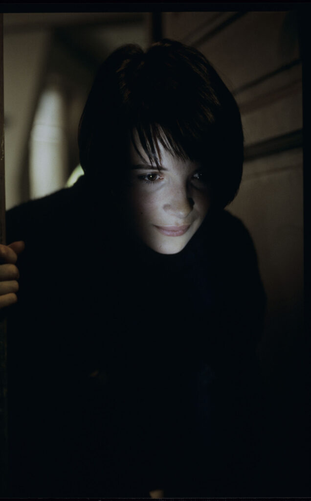 Julie (Juliette Binoche) przygląda się mysiej rodzinie, którą właśnie odkryła w swoim mieszkaniu