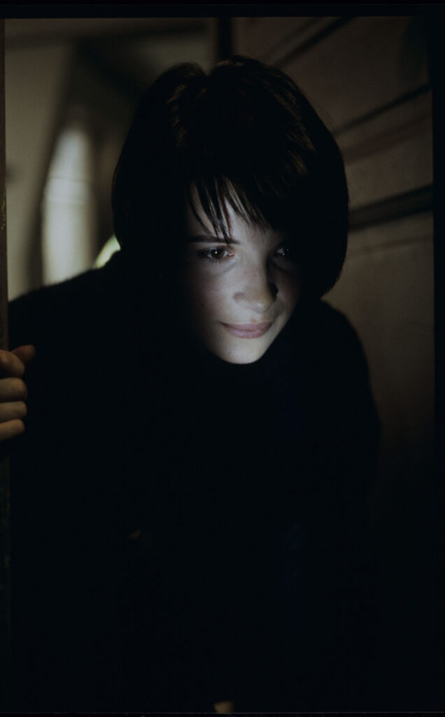 Julie (Juliette Binoche) looking at a mice family she just discovered in her apartment