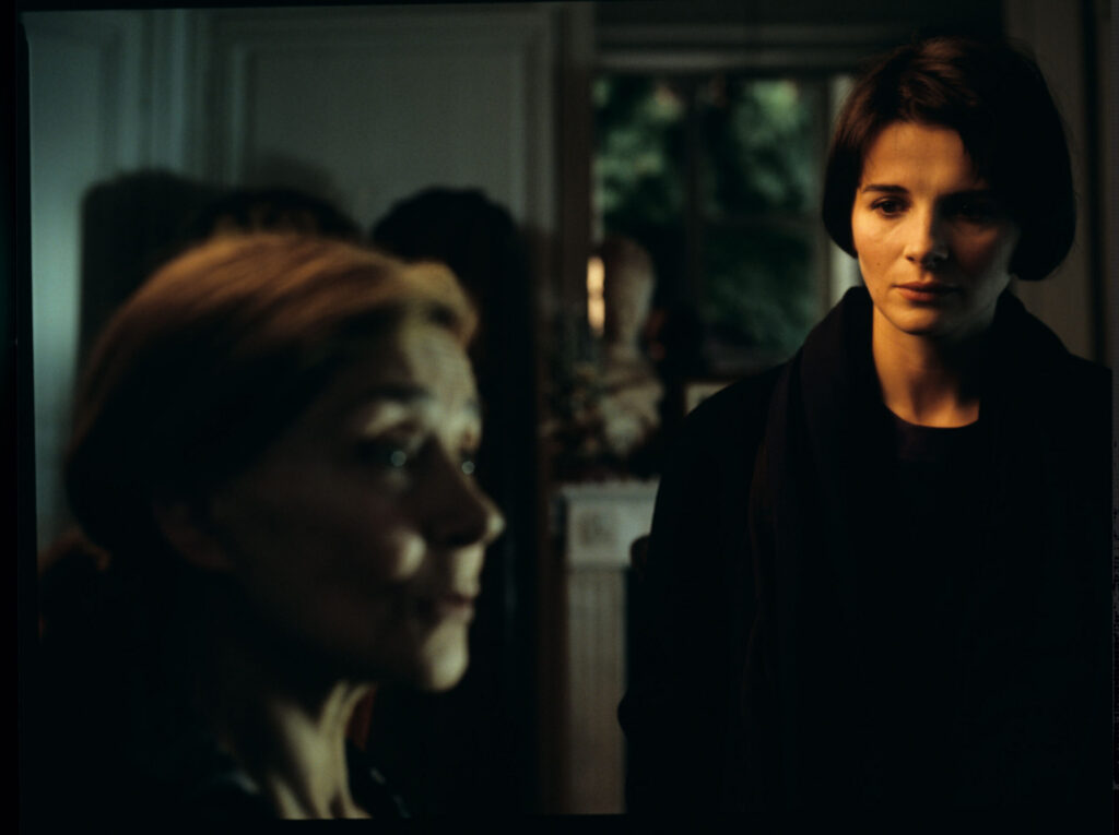 Julie (Juliette Binoche) visits her mother (Emmanuelle Riva) in a nursing home.