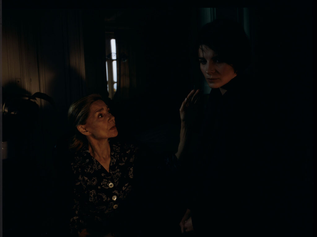 Julie (Juliette Binoche) visits her mother (Emmanuelle Riva) in a nursing home.