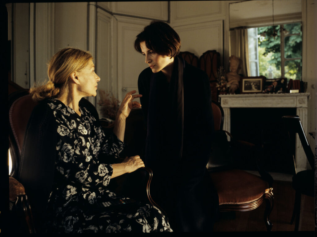 Julie (Juliette Binoche) odwiedza matkę (Emmanuelle Riva) w domu opieki.