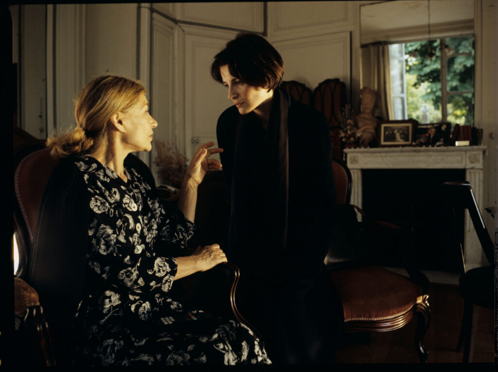 Julie (Juliette Binoche) visits her mother (Emmanuelle Riva) in a nursing home.