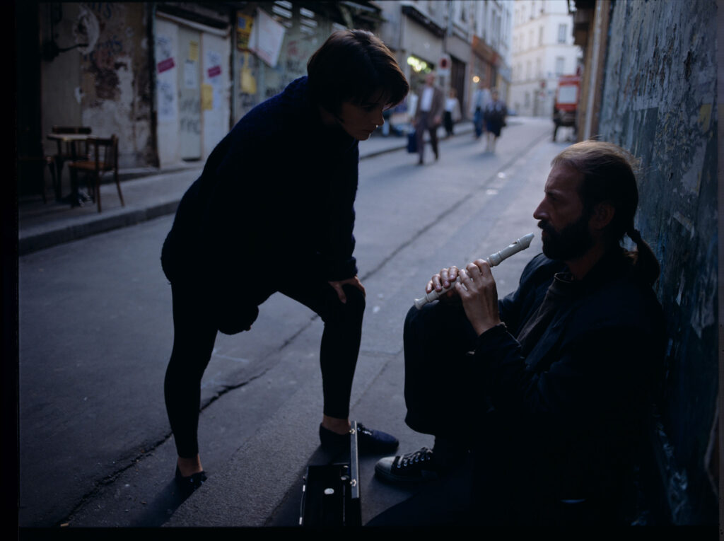 Julie (Juliette Binoche) rozmawia z ulicznym flecistą (w tej roli Jacek Ostaszewski - polski kompozytor i muzyk jazzowy).