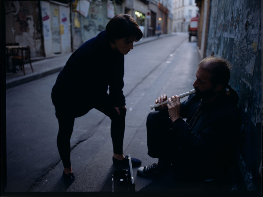 Julie (Juliette Binoche) rozmawia z ulicznym flecistą (w tej roli Jacek Ostaszewski - polski kompozytor i muzyk jazzowy).