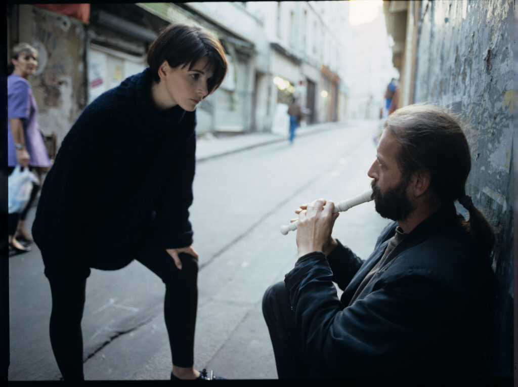 Julie (Juliette Binoche) rozmawia z ulicznym flecistą (w tej roli Jacek Ostaszewski - polski kompozytor i muzyk jazzowy).