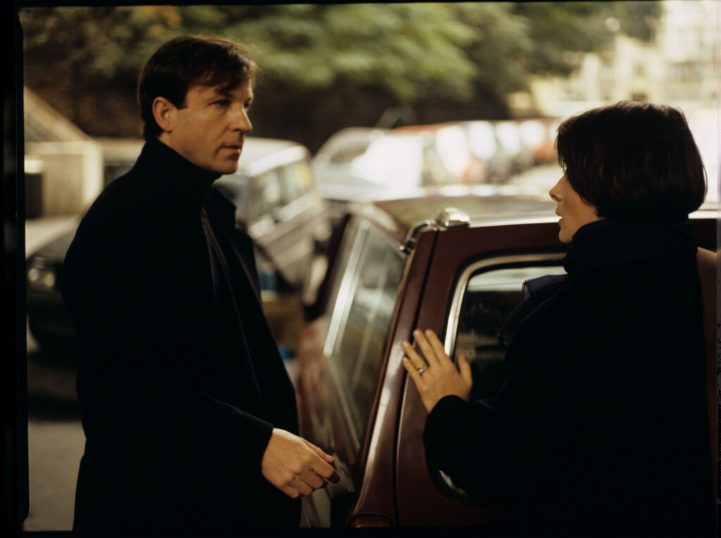 Julie (Binoche) rozmawia z Olivierem o wywiadzie, jaki Olivier udzielił dziennikarce w programie telewizyjnym.