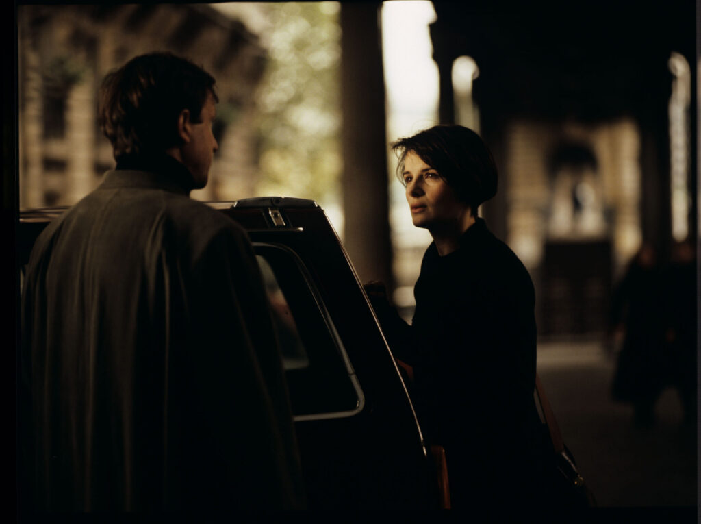 Julie (Binoche) talks with Olivier about the interview he gave to a journalist on a television program.
