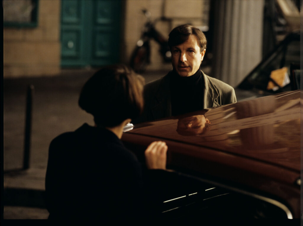Julie (Binoche) talks with Olivier about the interview he gave to a journalist on a television program.