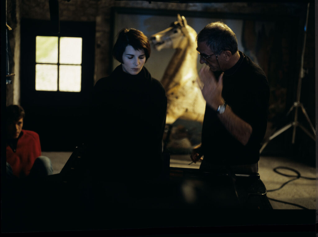 Kieślowski (reżyser) udziela wskazówek aktorce Binoche podczas kręcenia sceny przybycia Julie do jej posiadłości.