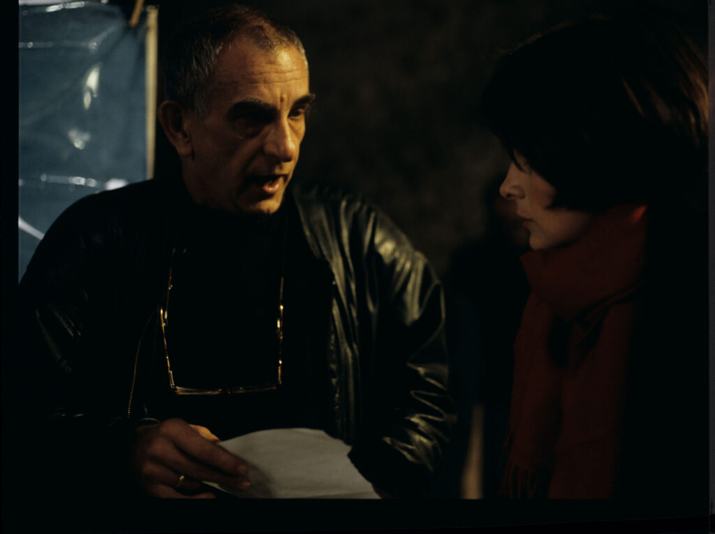 Krzysztof Kieślowski (director) talks to actress Juliette Binoche on the set.
