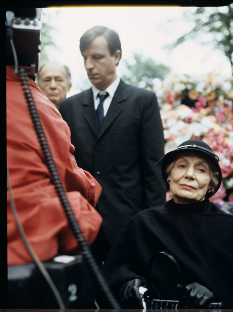 Scena pogrzebu tragicznie zmarłego kompozytora Patrice'a de Courcy i jego córki Anny.