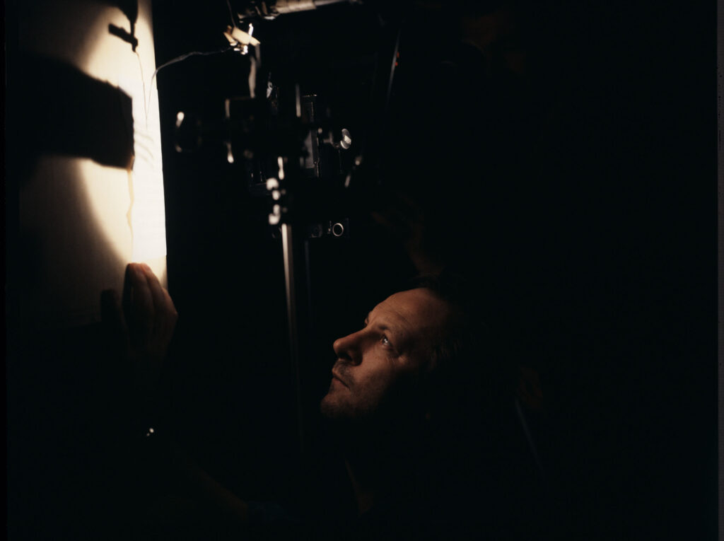 Zbigniew Preisner (kompozytor muzyki do filmu) podczas filmowania jednej ze scen.