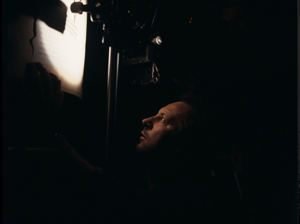 Zbigniew Preisner (kompozytor muzyki do filmu) podczas filmowania jednej ze scen.