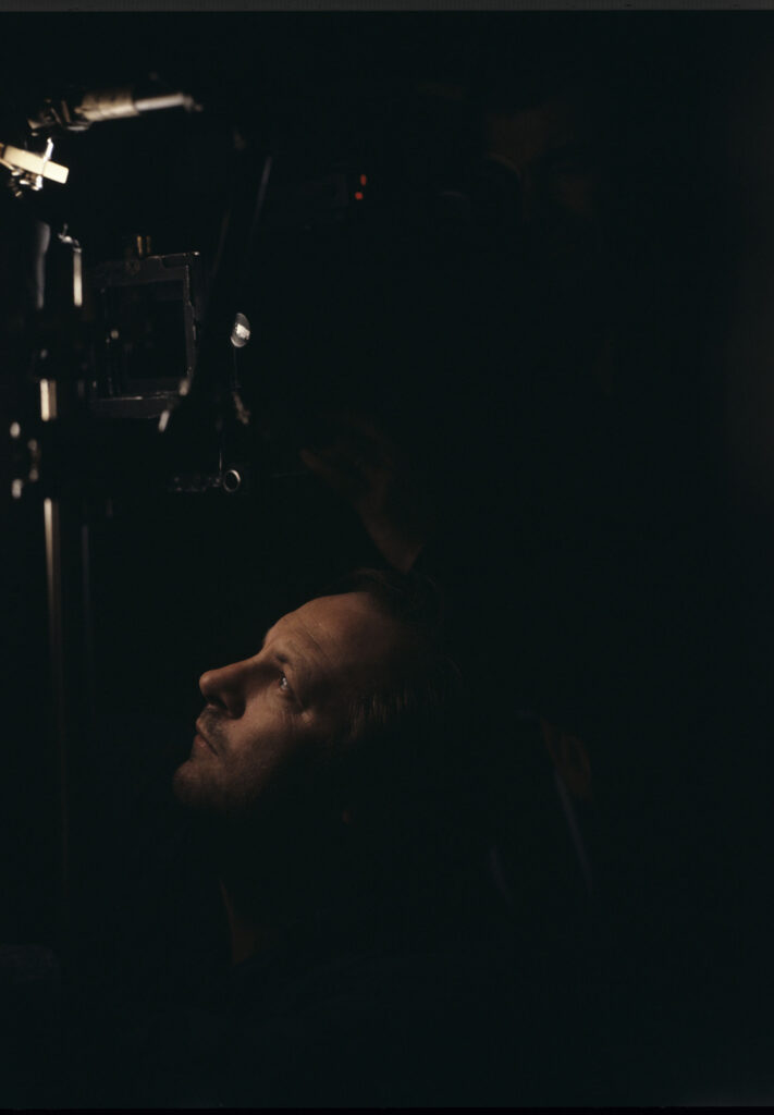 Zbigniew Preisner (kompozytor muzyki do filmu) podczas filmowania jednej ze scen.