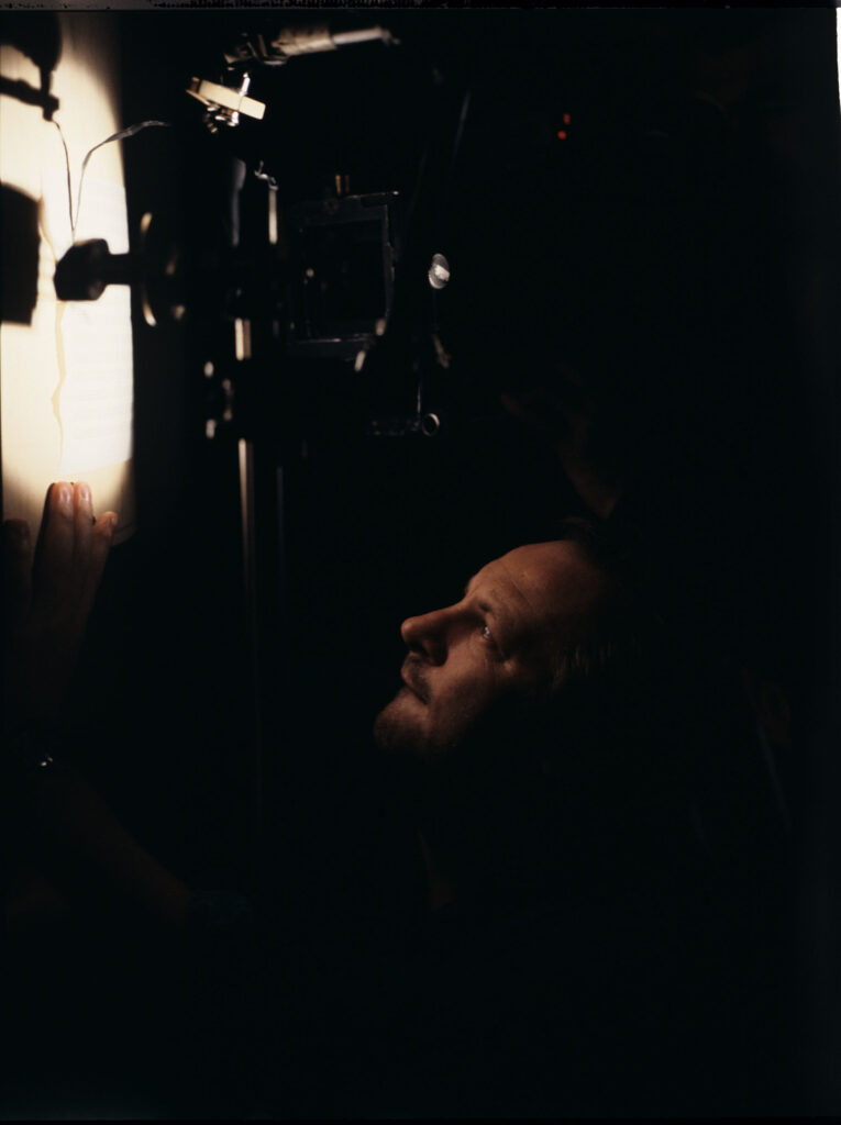 Zbigniew Preisner (kompozytor muzyki do filmu) podczas filmowania jednej ze scen.