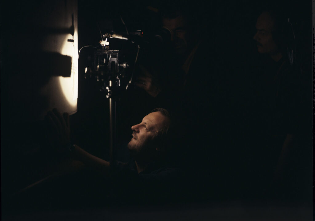Zbigniew Preisner (kompozytor muzyki do filmu) podczas filmowania jednej ze scen.