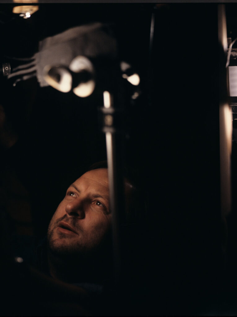 Zbigniew Preisner (kompozytor muzyki do filmu) podczas filmowania jednej ze scen.