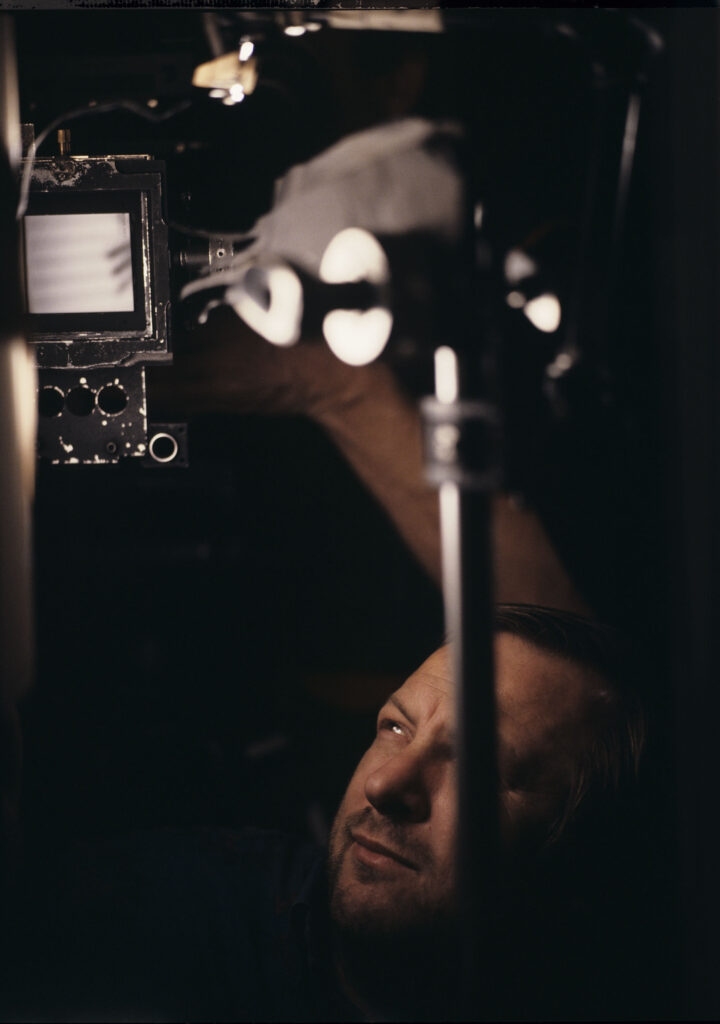 Zbigniew Preisner (kompozytor muzyki do filmu) podczas filmowania jednej ze scen.