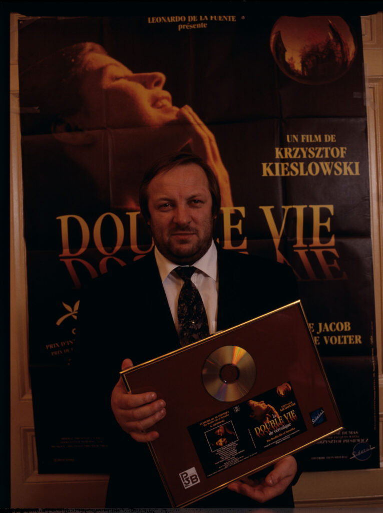 Zbigniew Praisner, kompozytor muzyki do wszystkich części tryptyku "Trzy kolory", z nagrodą - złotą płytą.