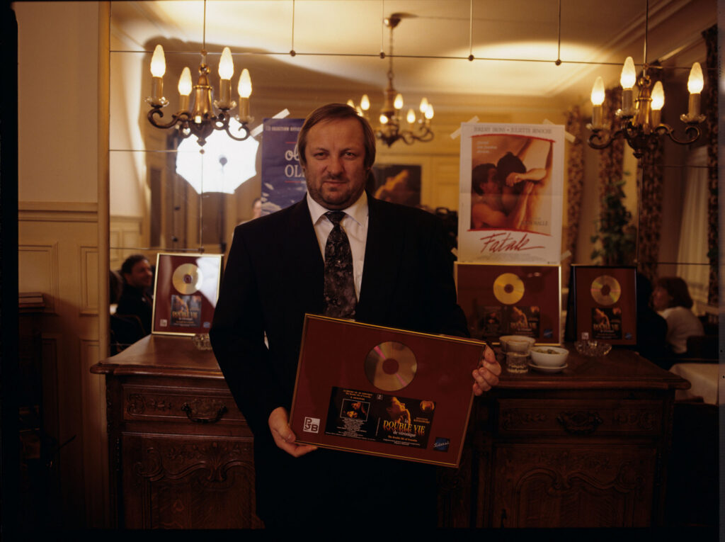 Zbigniew Praisner, composer of music for all parts of the "Three Colors" triptych, with the award - a gold record.