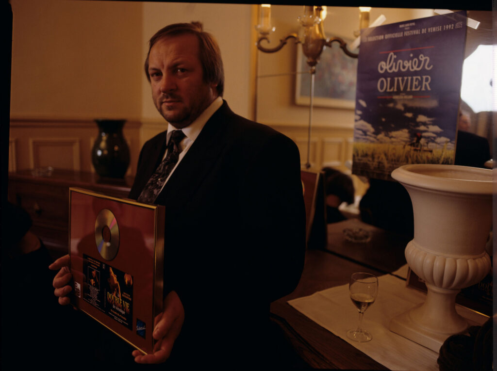 Zbigniew Praisner, composer of music for all parts of the "Three Colors" triptych, with the award - a gold record.