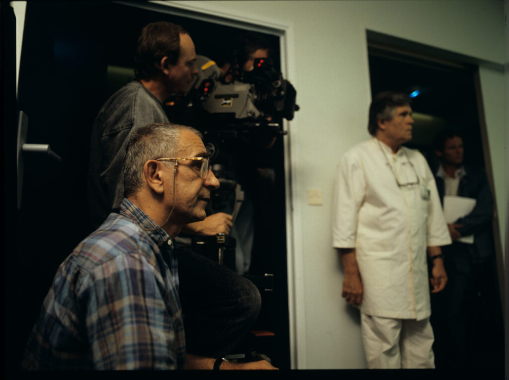 Kręcenie sceny w szpitalu. Na zdjęciu Krzysztof Kieślowski (reżyser) i inni członkowie ekipy filmowej.