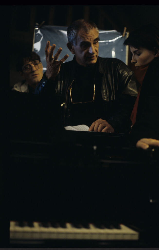 Krzysztof Kieślowski (reżyser) udziela wskazówek aktorce Juliette Binoche na planie zdjęciowym.