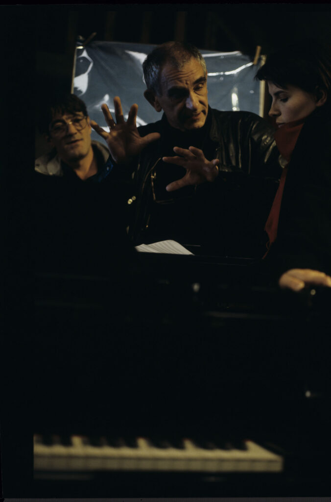 Krzysztof Kieślowski (reżyser) udziela wskazówek aktorce Juliette Binoche na planie zdjęciowym.