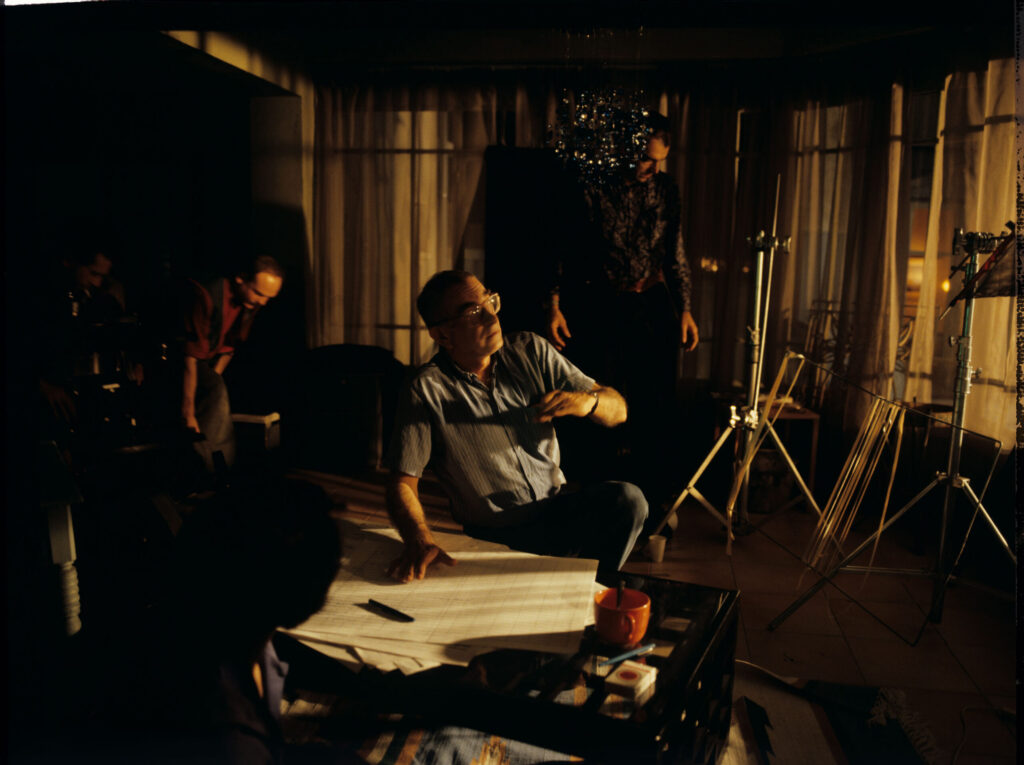 Working on the set in Julie's Paris apartment. In the photo: Kieślowski (director) and other members of the film crew.