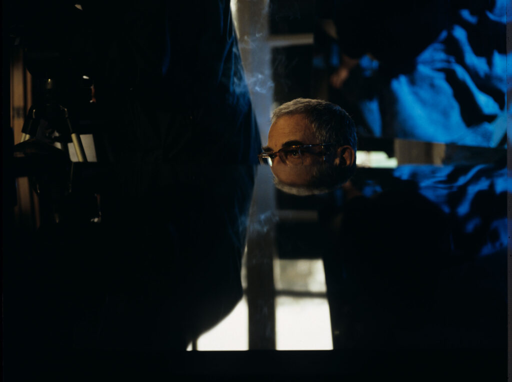 Krzysztof Kieślowski (reżyser) przy fortepianie - ważnym rekwizycie w tej części trylogii.