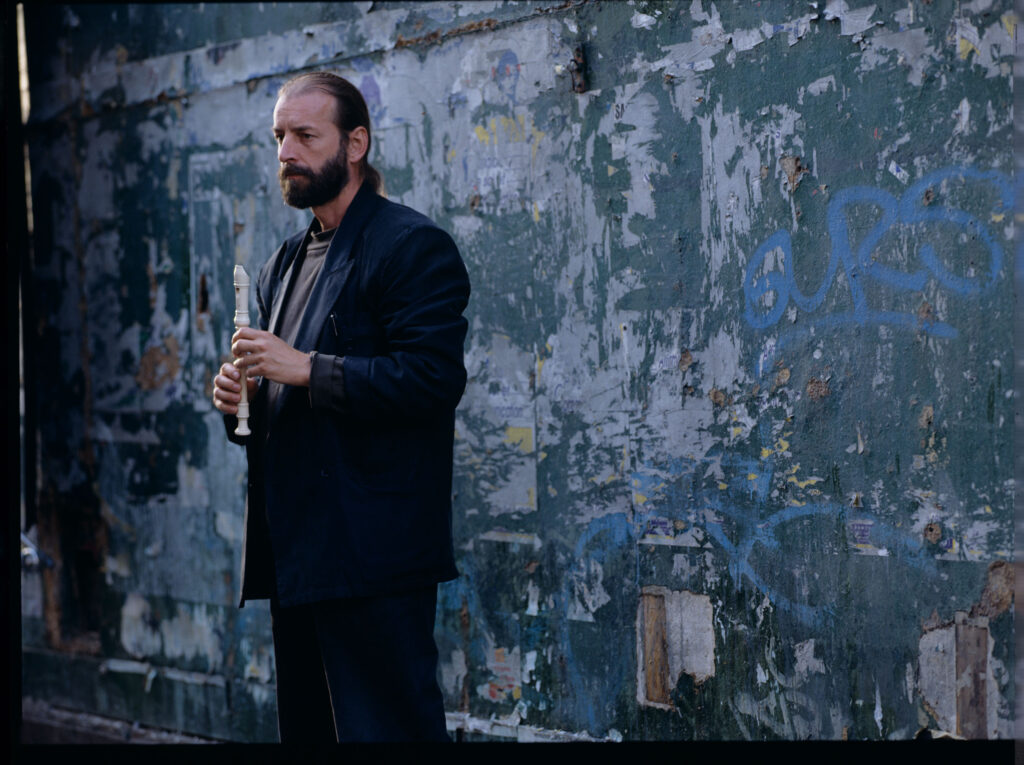 Uliczny flecista (w tej roli Jacek Ostaszewski - polski kompozytor i muzyk jazzowy).
