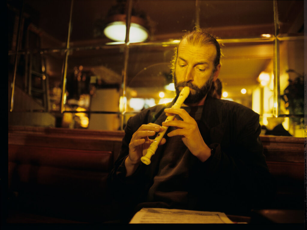 Uliczny flecista (w tej roli Jacek Ostaszewski - polski kompozytor i muzyk jazzowy).
