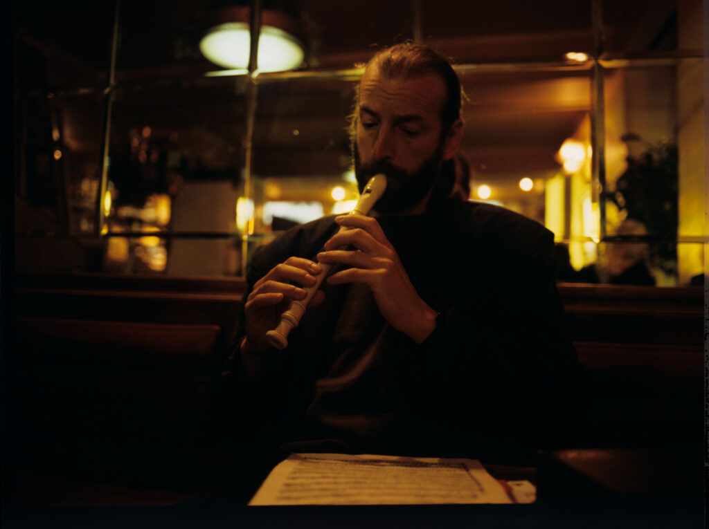 Uliczny flecista (w tej roli Jacek Ostaszewski - polski kompozytor i muzyk jazzowy).