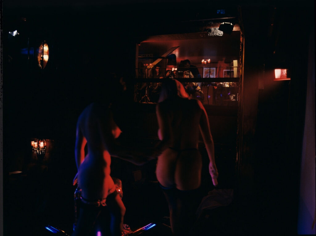 The film set at the Cabaret Live-Show, where Lucille, Julie's neighbor, works.