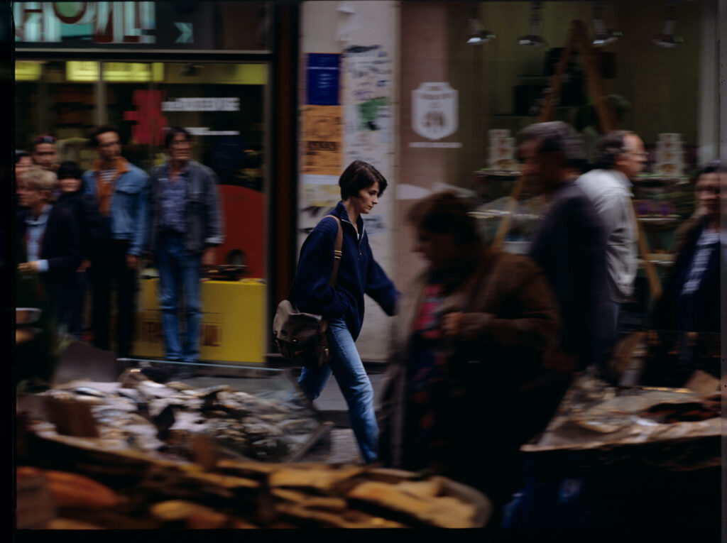 Julie (Juliette Binoche) na paryskiej ulicy,