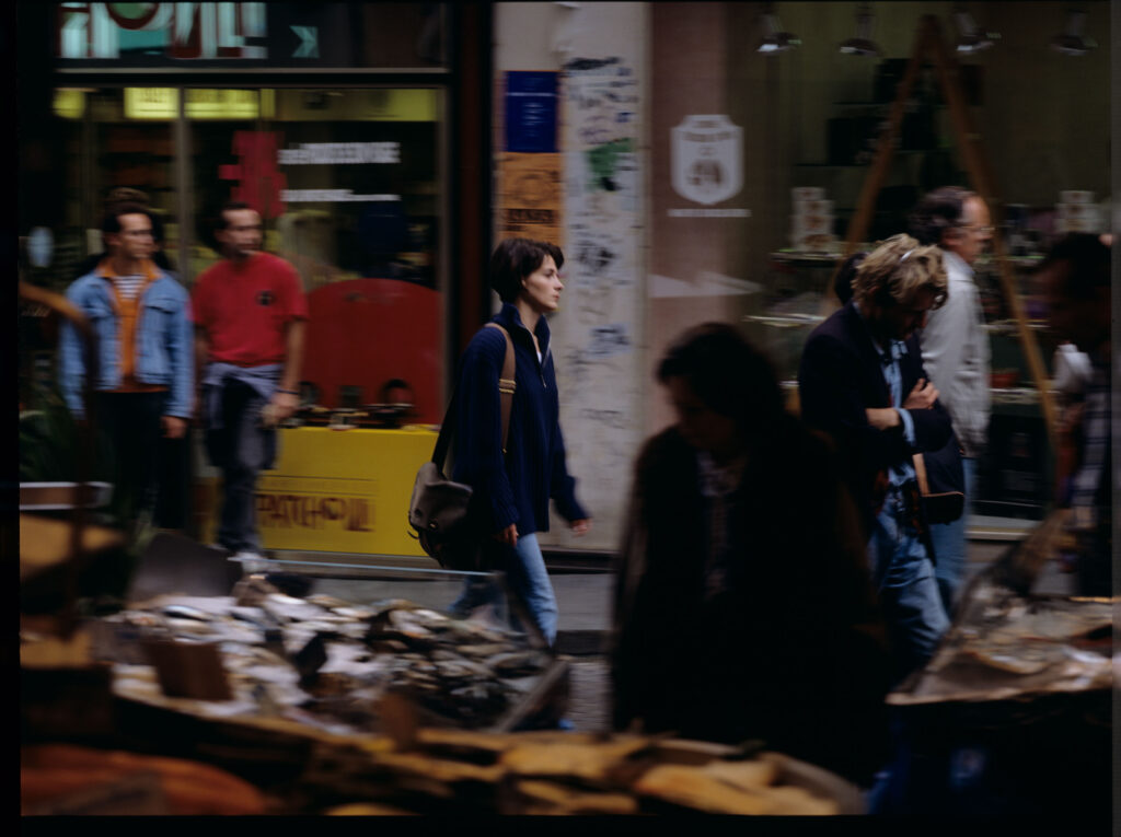 Julie (Juliette Binoche) na paryskiej ulicy,